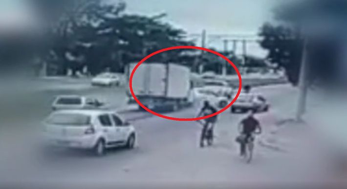Batida envolveu uma motocicleta, dois carros de passeio e um caminhão, na altura do bairro Araçás; uma pessoa teve que ser socorrida pelo Samu