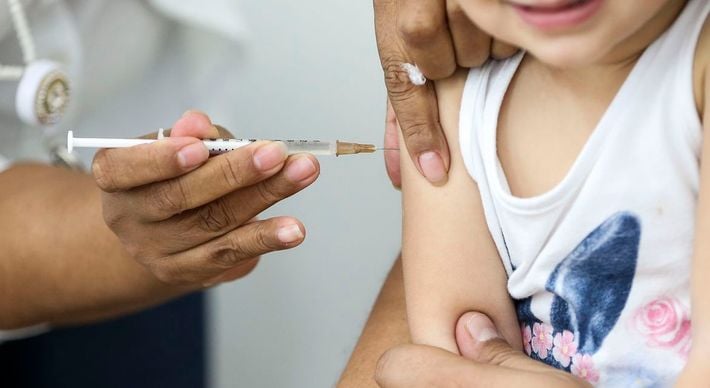 A imunização do público de 5 a 11 anos vai ocorrer sem necessidade de prescrição médica, como foi sugerido por Jair Bolsonaro. Prioridade na vacinação é de pessoas com comorbidades