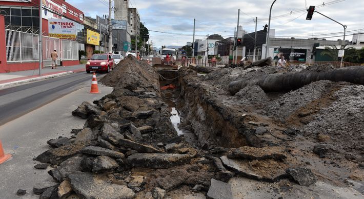 Um buraco que surgiu durante as chuvas intensas registradas na Grande Vitória nos últimos dias agora virou uma vala que interdita duas das três faixas da avenida