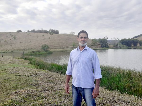 Em Periquito, a 250 km de Mariana, em Minas Gerais, o produtor rural Antonio Carlos Bletes avança no trabalho de recuperação das duas nascentes existentes em sua propriedade de 25 hectares.