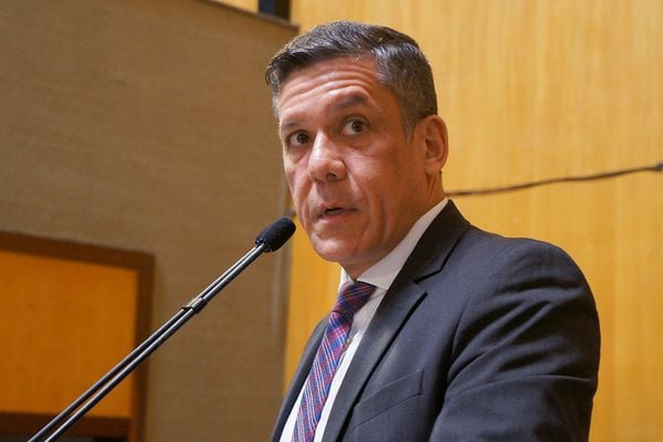 Juiz de Direito Alexandre Farina em discurso na Assembleia Legislativa do Espírito Santo