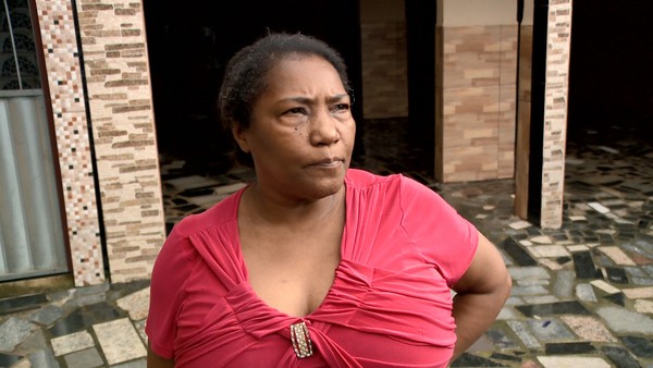 Moradora iniciou processo de limpeza da sua casa após chuva em Viana