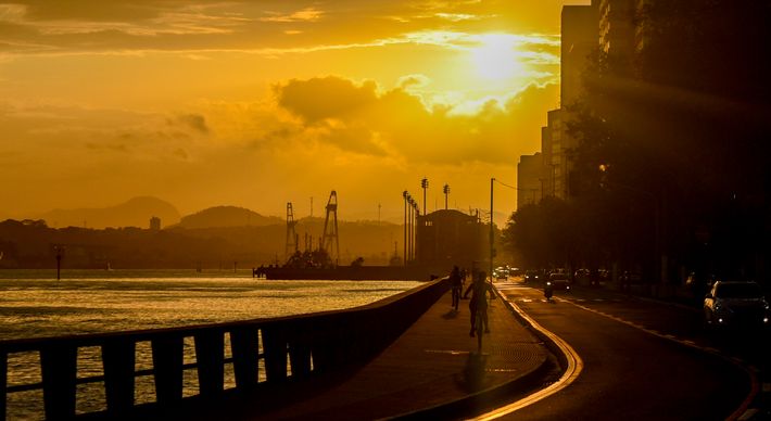 Registros feitos pelo fotógrafo Vitor Jubini, de A Gazeta, mostram o fim de tarde desta sexta-feira (15) no Centro da Capital. Contemple as imagens