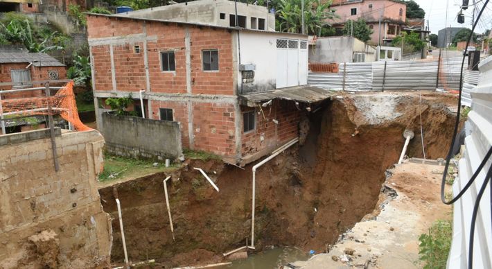 A profundidade do buraco, aberto há oito meses, chama atenção dos moradores. Duas famílias precisaram sair de seus imóveis e a prefeitura diz que vai concluir obra em dezembro