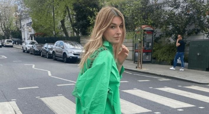 A camisa na cor verde sem dúvida nenhuma é a mais nova peça queridinha do street style, mas ao que tudo indica, a cor promete dominar em calças, vestidos, bolsas e por aí vai