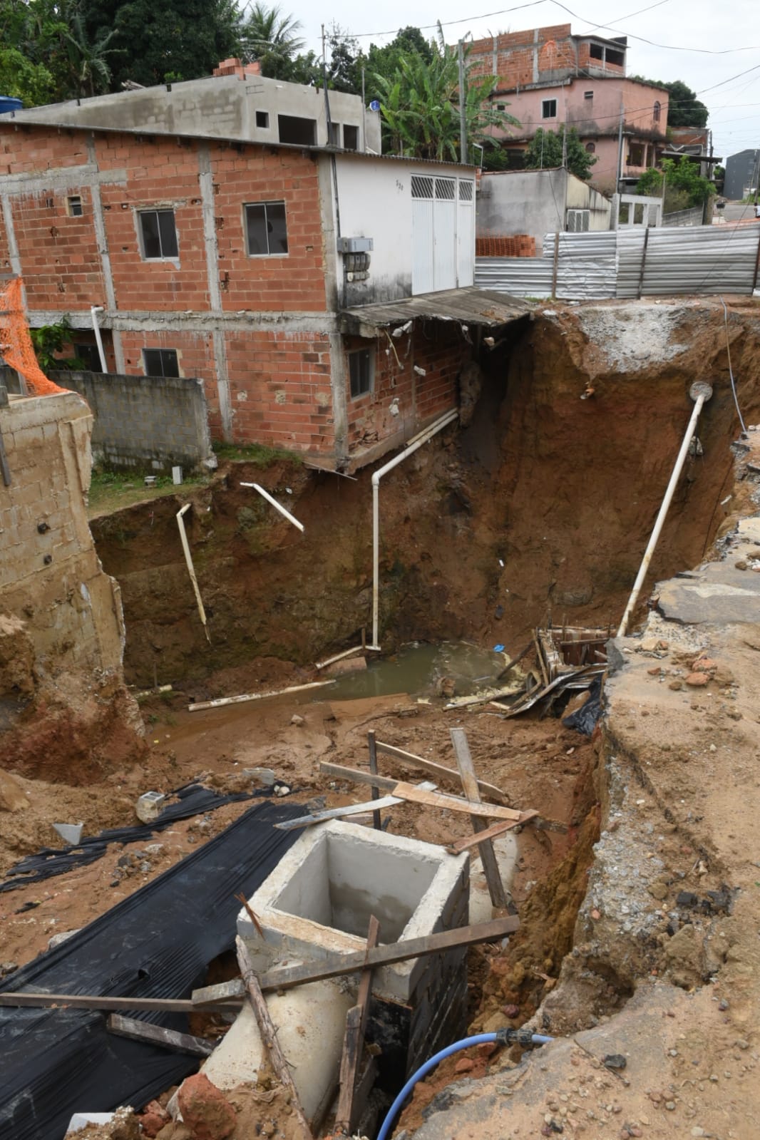 A Gazeta Cratera Aberta Após Obra Faz Moradores Deixarem Suas Casas Na Serra