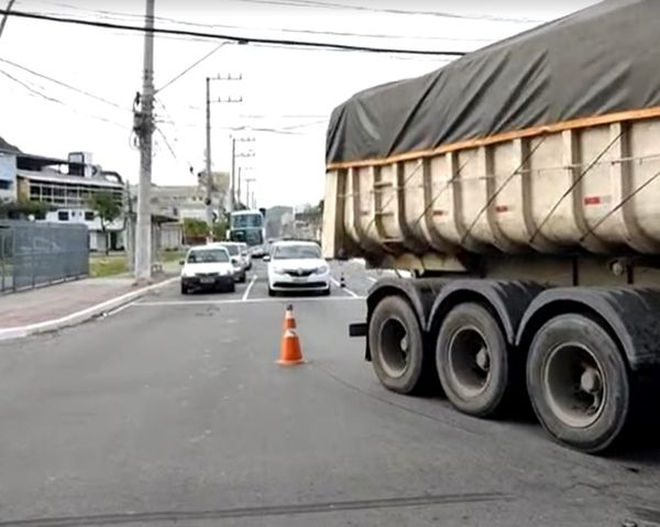 Caminhão bate em posto e invade ciclofaixa da Leitão da Silva