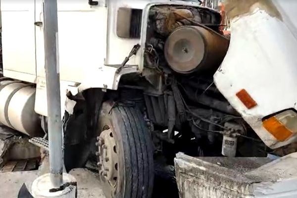 Caminhão bate em posto e invade ciclofaixa da Leitão da Silva