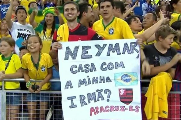 Em 2014 capixaba viralizou com faixa que oferecia a mão da irmã em casamento. Nesta sexta-feira, a imagem foi alterada e virou uma brincadeira de mau gosto