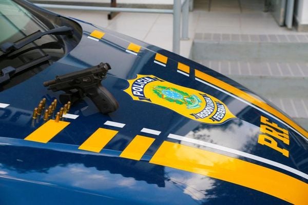 Polícia Rodoviária Federal apreende arma de fogo e dinheiro em Rio Novo do Sul