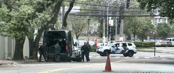 Esquadrão antibombas foi acionado para verificar objeto suspeito na Praia do Suá em Vitória 