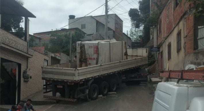 Motorista não conseguiu subir a ladeira e o veículo desceu de ré, assustando moradores na manhã desta segunda-feira (18). Segundo a Guarda Municipal, ninguém ficou ferido