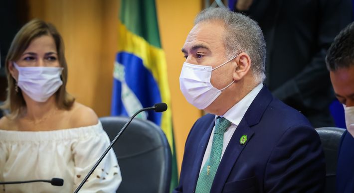 Um grupo de cerca de 50 manifestantes, sobretudo imigrantes brasileiros, levou para a porta da Faculdade de Medicina Universidade de Lisboa cartazes de protesto