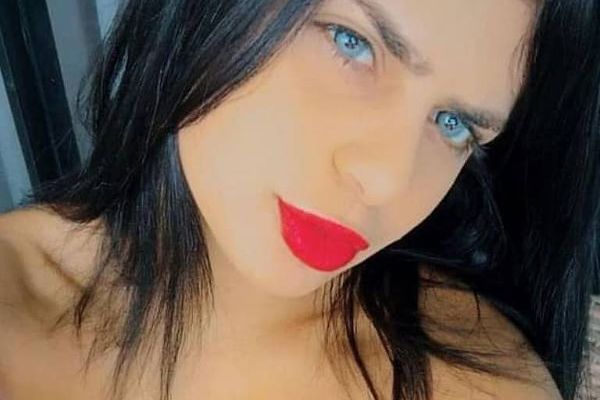A imagem mostra uma jovem de pele clara, cabelos pretos e olhos verdes Kezia Stefany, 21, foi morta na madrugada de domingo (17)