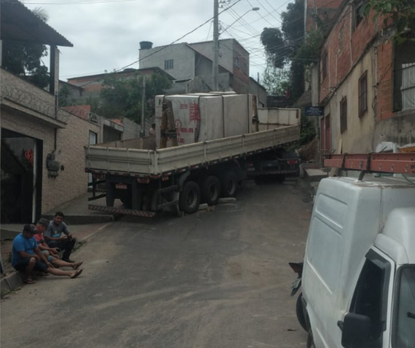 Caminhão fica parado em ladeira de Jacaraípe 