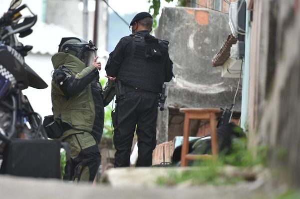 Esquadrão antibombas foi acionado após apreensão de granada caseira no bairro Ilha das Flores, em Vila Velha por Fernando Madeira
