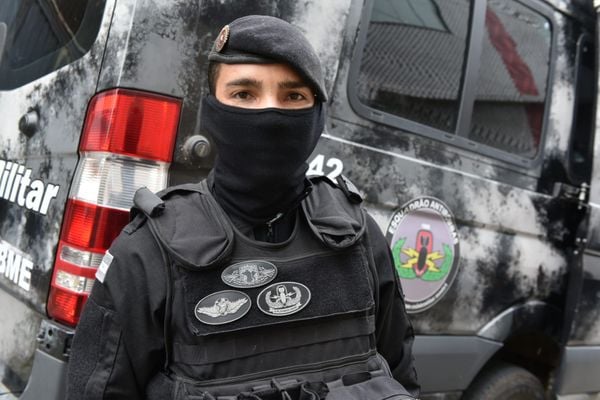 Soldado Thiago, técnico explosivista do Esquadrão Antibombas da PM