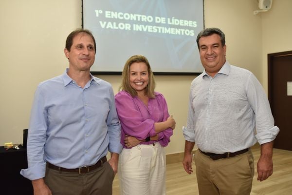 Tereza Diniz, diretora de Engajamento e Performance da Valor Investimentos, ladeada pelos sócios fundadores da empresa, Rodrigo Zanol e Paulo Henrique Correa