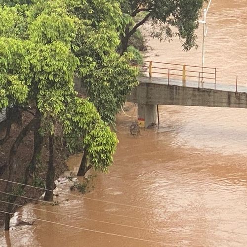 O Rio Castelo atingiu a marca de alerta na manhã desta terça-feira (19). A Defesa Civil do município já atua preventivamente no município