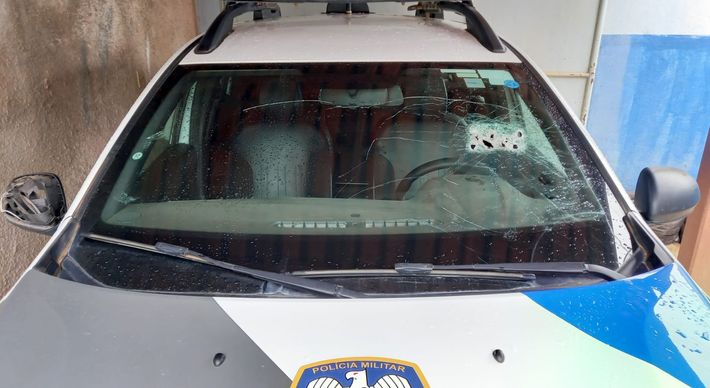 Dupla a bordo de uma moto trocou tiros com a polícia e um deles foi baleado e detido. Seis motos e um carro, que haviam sido roubados nos últimos três dias, foram recuperados