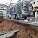 Imagem - Após chuva, muro desaba em avenida do bairro Santo Antônio, em Vitória