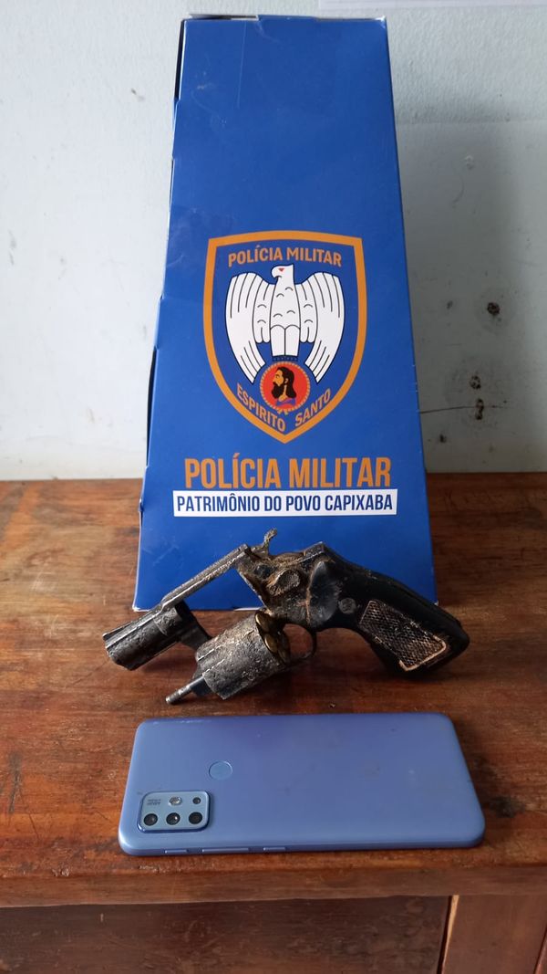 Arma de fogo apreendida com o suspeito preso. por Divulgação | Policia Militar