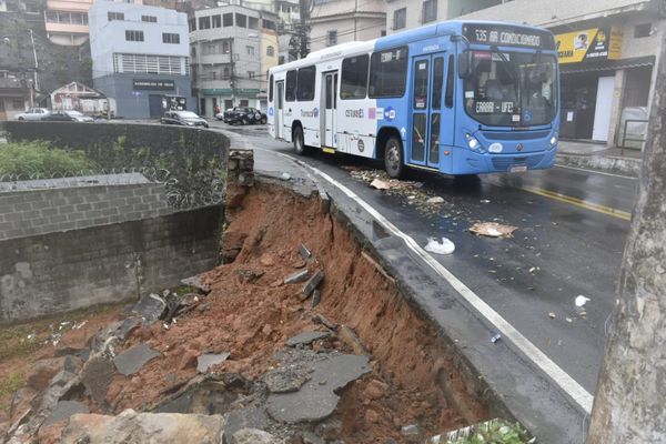 Muro da Avenida Santo Antônio, em Vitória, desabou na madrugada desta terça-feira (19) por Ricardo Medeiros