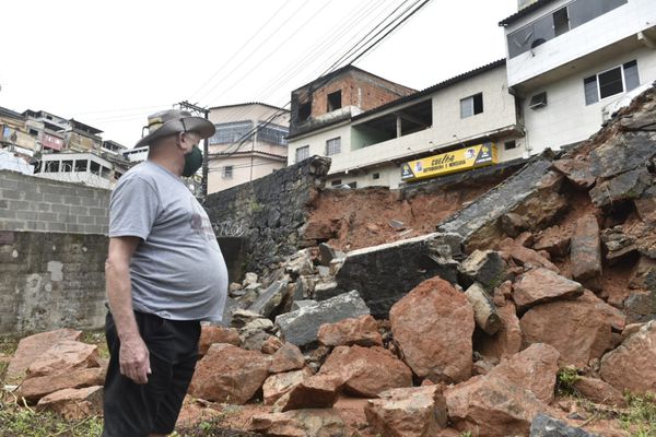 Muro da Avenida Santo Antônio, em Vitória, desabou na madrugada desta terça-feira (19) por Ricardo Medeiros