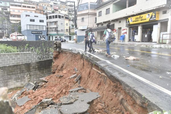 Muro da Avenida Santo Antônio, em Vitória, desabou na madrugada desta terça-feira (19) por Ricardo Medeiros