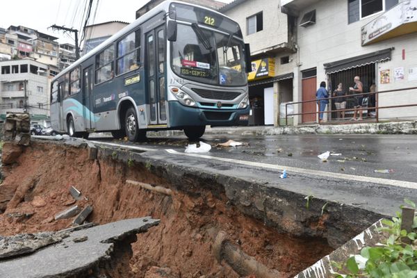 Muro da Avenida Santo Antônio, em Vitória, desabou na madrugada desta terça-feira (19)