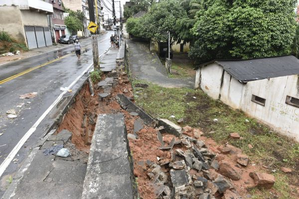 Muro da Avenida Santo Antônio, em Vitória, desabou na madrugada desta terça-feira (19) por Ricardo Medeiros