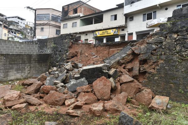 Muro da Avenida Santo Antônio, em Vitória, desabou na madrugada desta terça-feira (19) por Ricardo Medeiros