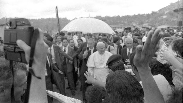 Data: 19/10/1991 - ES - Vitória - Visita do Papa João Paulo II ao Bairro São Pedro por Edson Chagas/Arquivo A Gazeta