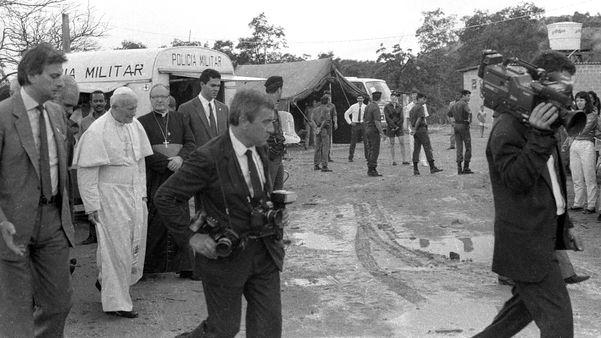 Data: 19/10/1991 - ES - Vitória - Visita do Papa João Paulo II ao Bairro São Pedro por Edson Chagas/Arquivo A Gazeta