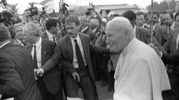Data: 19/10/1991 - ES - Vitória - Visita do Papa João Paulo II ao Bairro São Pedro por Edson Chagas/Arquivo A Gazeta