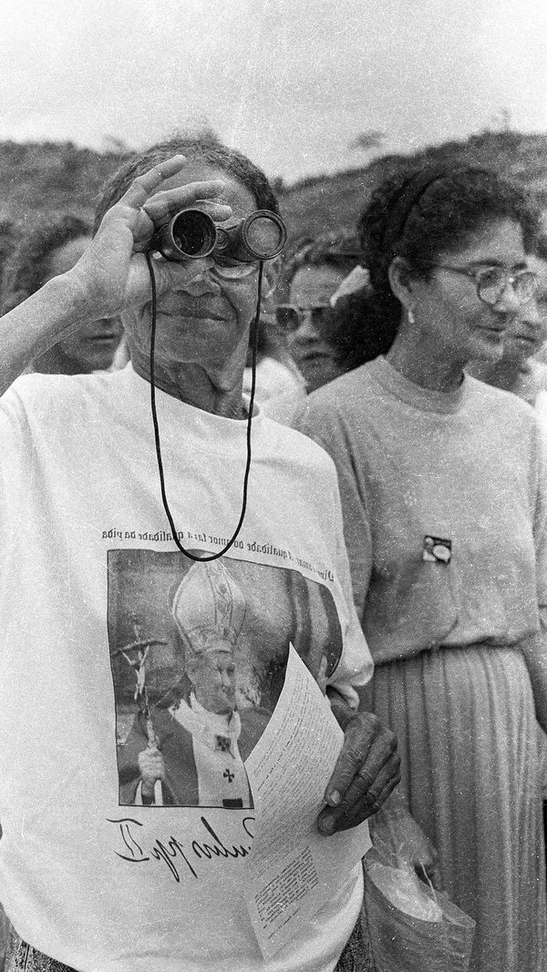 Data: 19/10/1991 - ES - Vitória - Visita do Papa João Paulo II ao Bairro São Pedro por Edson Chagas/Arquivo A Gazeta