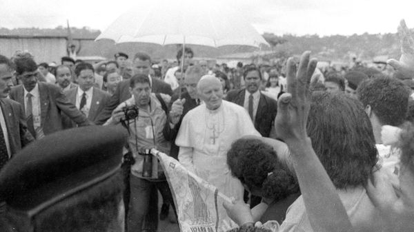 Data: 19/10/1991 - ES - Vitória - Visita do Papa João Paulo II ao Bairro São Pedro por Edson Chagas/Arquivo A Gazeta