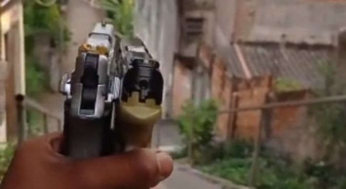Segundo a Polícia Militar, os jovens, de 18 e 19 anos, tentaram fugir ao perceberem a aproximação da viatura. Eles foram encaminhados à Delegacia Regional de Vila Velha