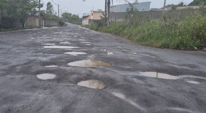 Eles afirmam que o bairro enfrenta o problema há 25 anos, causando transtornos para pedestres e motoristas. Prefeitura diz que região está inserida em estudo para pavimentação