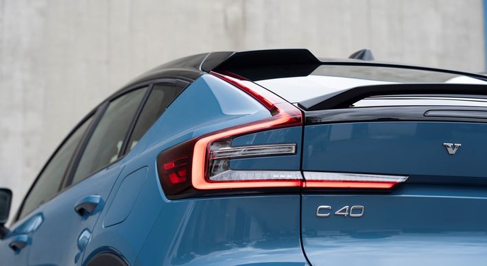 A diferença de preço de um carro desses quando falamos do 0 km comparado a modelos convencionais é bem grande. Mas quando se trata de veículos usados, a discrepância não é tanta. E para manter? Quais seriam os custos?
