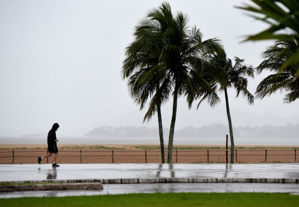 Praia de Camburi, em Vitória, tem baixo movimento por causa da chuva nesta quarta-feira (20)