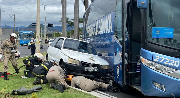 Vítimas estavam na motocicleta e foram parar debaixo do Fiat Uno. Bombeiros chegaram rapidamente ao local e resgataram as duas. Colisão ocorreu na região da Ilha do Príncipe na manhã desta quinta (21)