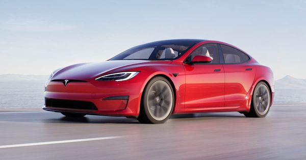 A Tesla é pioneira no famoso “Auto Pilot”, o sistema de direção autônoma em que o auto dirige sozinho.