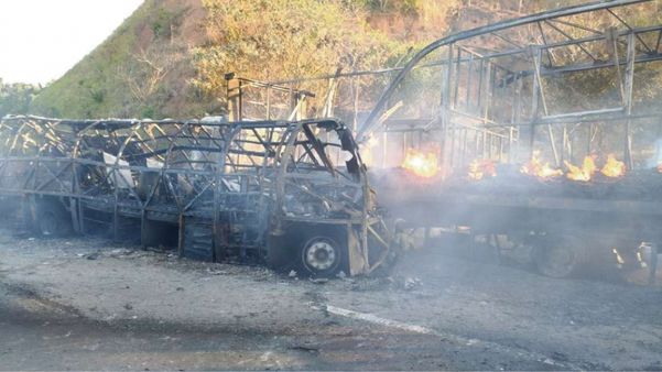 Acidente grave com caminhão carregado de granito e micro-ônibus matou 11 pessoas do grupo folclórico de Domingos Martins na BR 101, em Mimoso do Sul