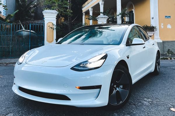 Com o foco em carros elétricos, a Tesla traz a inovação de automóveis com tecnologia espacial, 100% elétrica e com motores de alta potência.