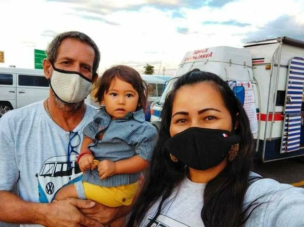 O casal Rogério Fonseca, Alessandra de Souza Fonseca e o filho Arthur Aventureiro Fonseca