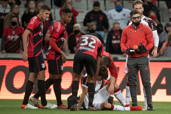 Rodrigo Caio foi atingido no rosto por defensor do Athletico-PR e o árbitro assinalou pênalti após consultar o VAR