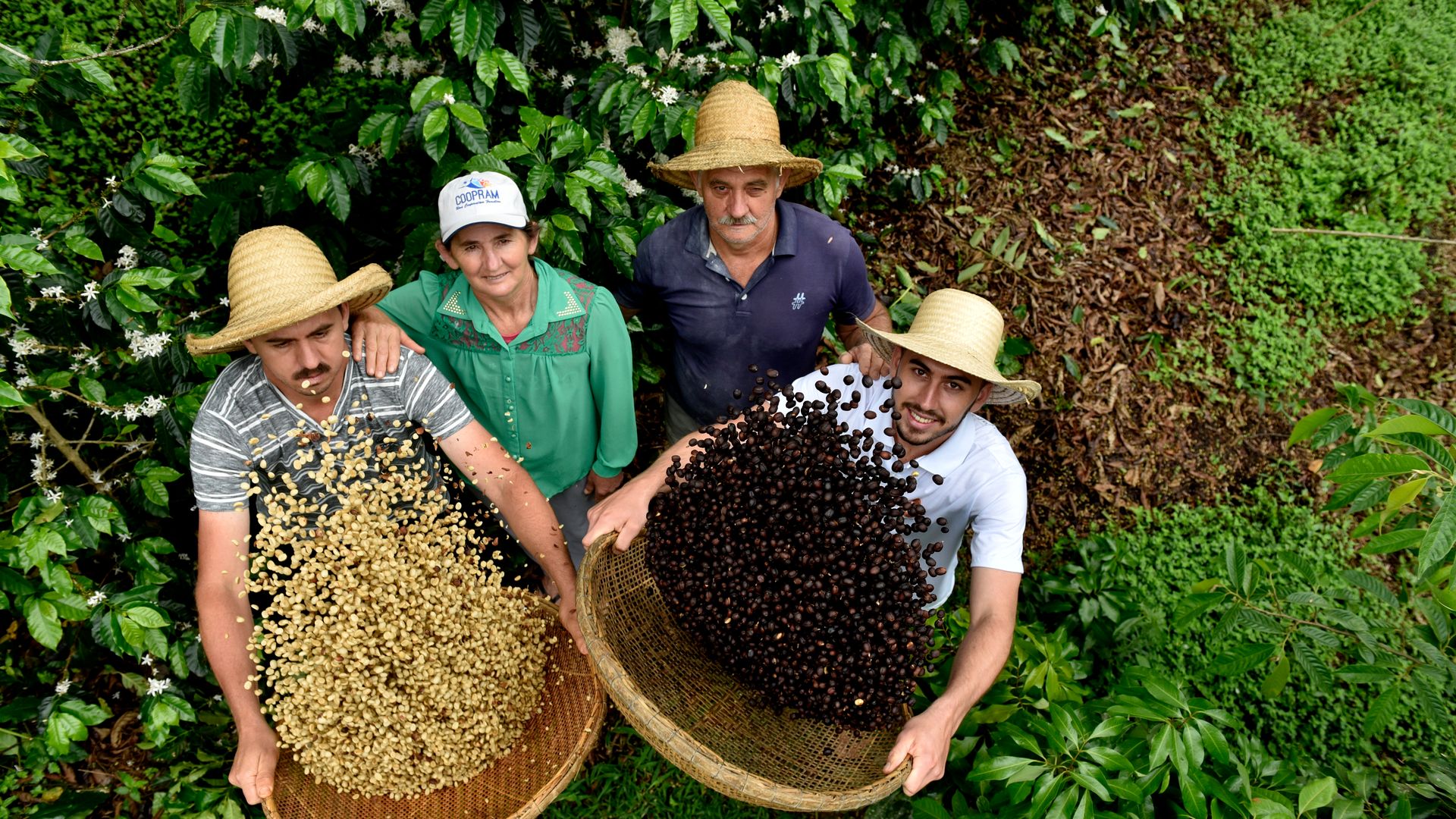 Os irmãos Juliano, à esquerda, e Joelson Wruck, permaneceram no campo e transformaram a plantação de café iniciada pelos pais, Josélia e Adriano Orlando, em uma agroindústria no interior de Domingos Martins