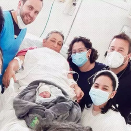 Ellen Lazzaretti, enfermeira obstetra e coordenadora da UPA, conta que a primeira profissional que chegou ao banheiro, alertada pelos gritos da grávida, já viu o bebê 'coroando'