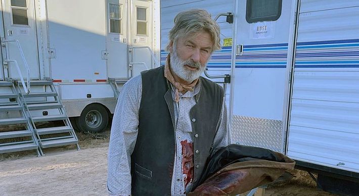 O ator se pronunciou em sua conta oficial do Twitter sobre acidente desta quinta-feira (21), que matou diretora de fotografia em set de filmagem